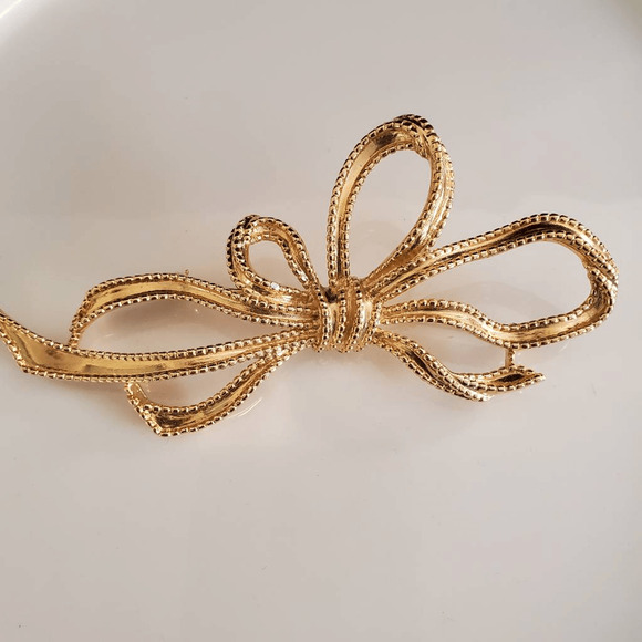 Trifari Jewelry - Vintage Trifari Large 4 Inch Bead Textured Goldtone Ribbon Bow Brooch